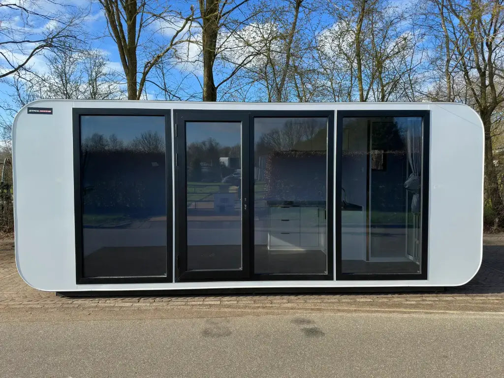 B-Tiny-house-atelier-bureau-1.jpg Stahlworks B Tiny House – Modulares Wohn‑und Arbeitsmodul 6 Fenster - Image 1